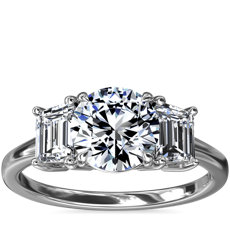 铂金三石绿宝石形切割钻石订婚戒指（5/8 克拉总重量）